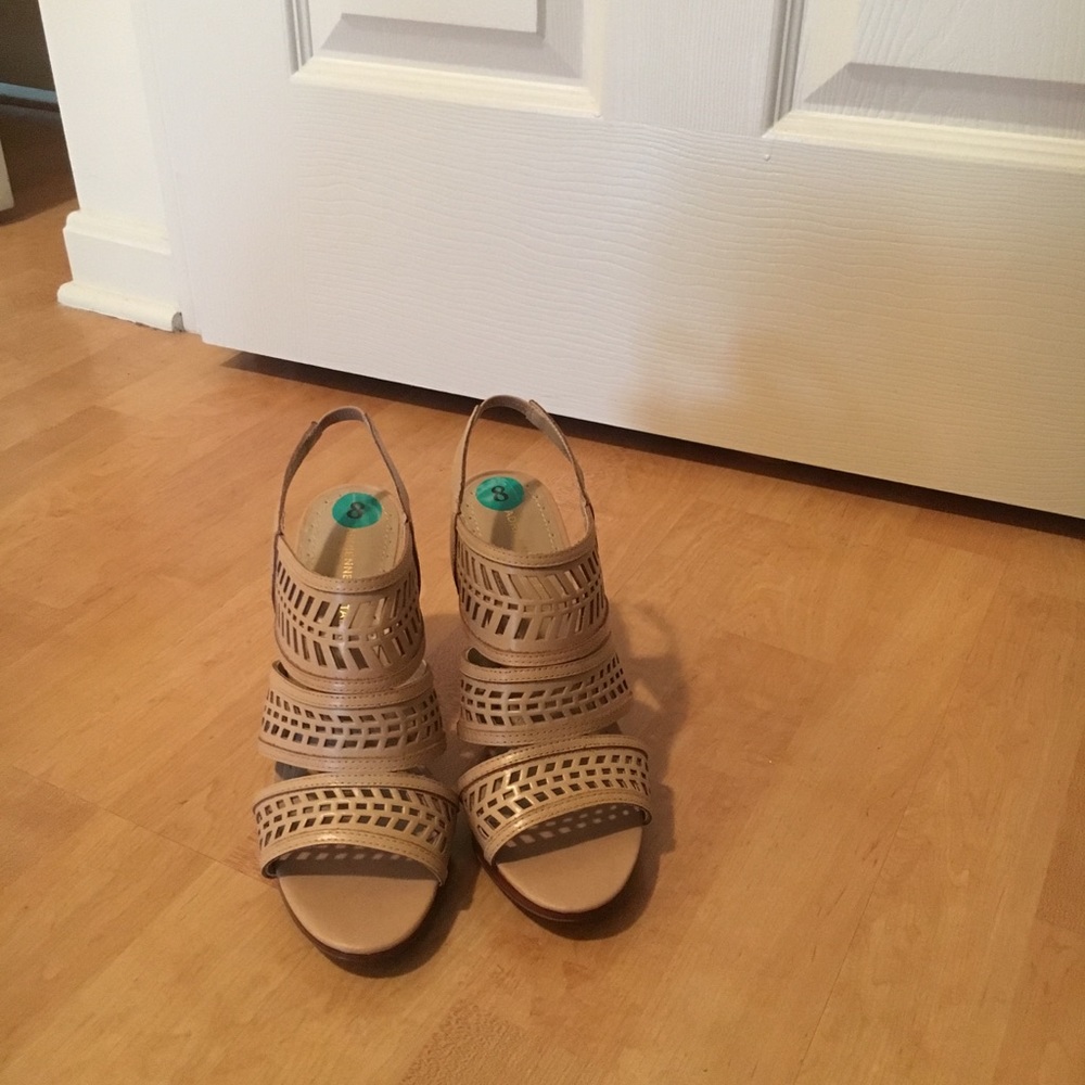 Nude color sandal pumps! Size 8
